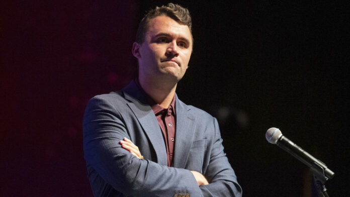 Fallece activista Charlie Kirk tras sufir disparo en el cuello