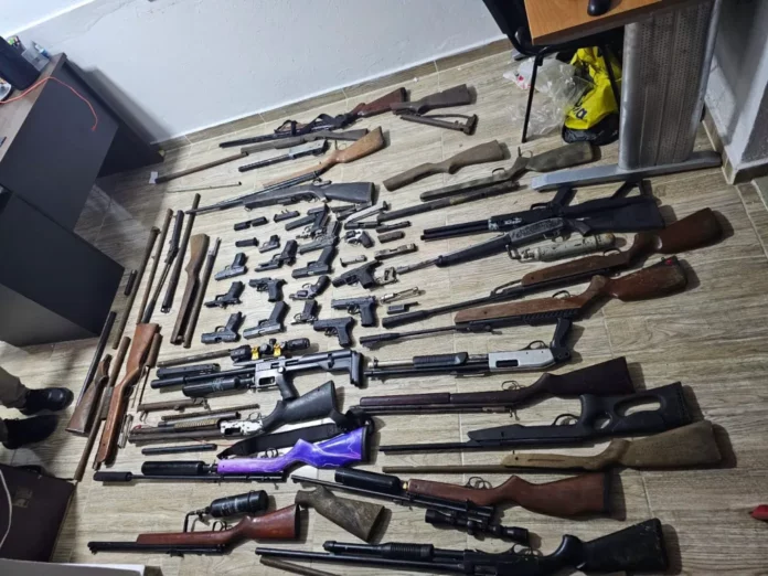 PN desmantela una armería ilegal con 33 armas y detiene a un hombre