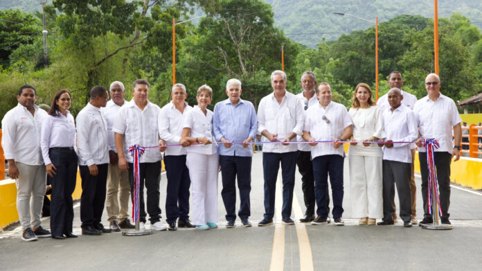 Presidente Abinader entrega puente sobre el río Bajabonico Arriba