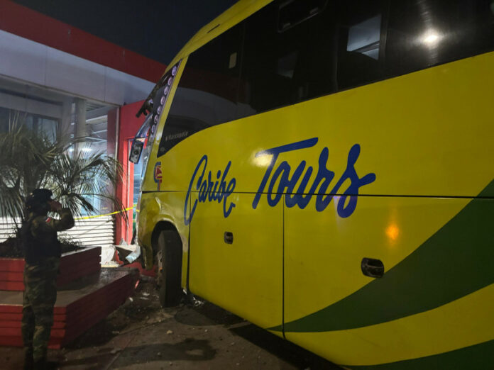 Autobús se estrella contra estación del Metro y deja una mujer herida