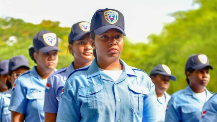 Policía Auxiliar abre sus puertas a la juventud de Hato Mayor del Rey y Capotillo