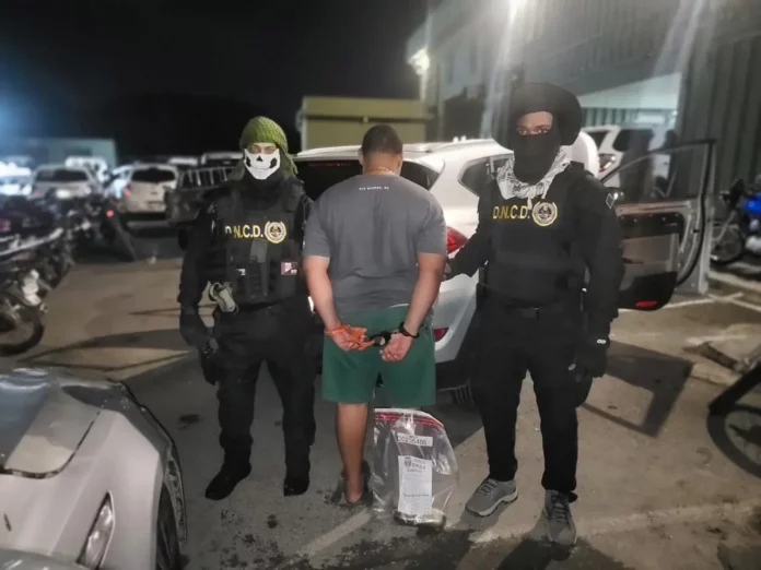 Arrestan a tres personas e incautan 36 paquetes presunta cocaína en Baní