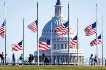 Trump ordena izar las banderas a media asta por el asesinato de Charlie Kirk