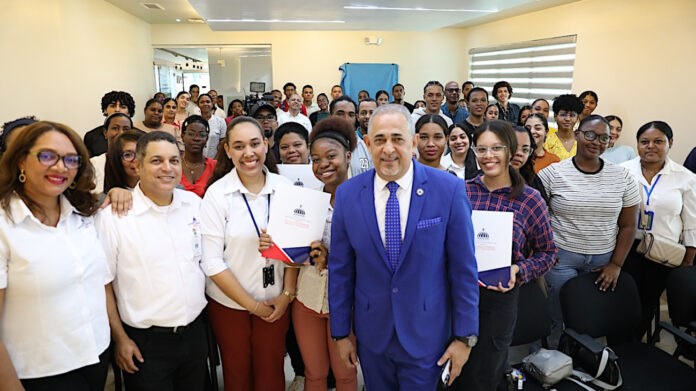 Mescyt entrega 108 nuevas becas a estudiantes meritorios para continuar su formación superior