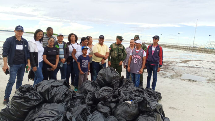 Medio Ambiente desarrolla jornada de limpieza en Boca Chica