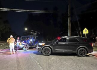 Un hombre armado irrumpe en una boda y abre fuego