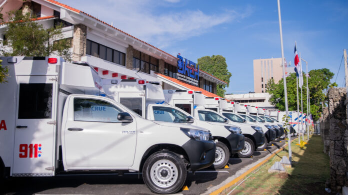 Anuncian ampliación Sistema 911 en Pedernales durante entrega de 46 nuevas ambulancias a la DAEH