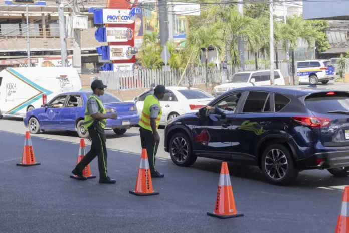 Entra en vigor de la Fase IV de restricción de giros a la izquierda en la avenida Núñez de Cáceres con John F. Kennedy