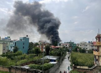 Protestantes incendian la casa del primer ministro de Nepal