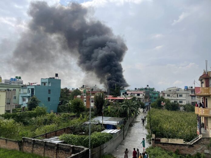Protestantes incendian la casa del primer ministro de Nepal