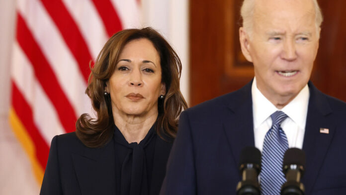 Kamala Harris critica duramente a Joe Biden