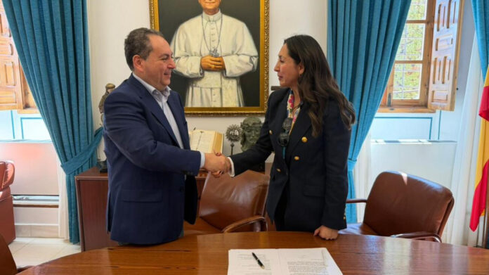 SNS, UCAM y CDEI fortalecen formación en gestión hospitalaria con nueva maestría