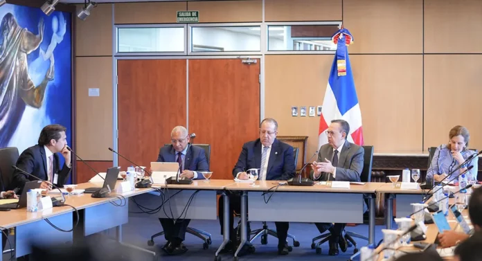 Valdez Albizu y Magín Díaz se reúnen con la misión del Artículo IV del FMI