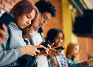 Instan en Francia a prohibir las redes a menores de 15 años