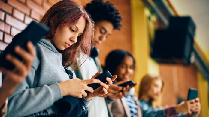 Instan en Francia a prohibir las redes a menores de 15 años
