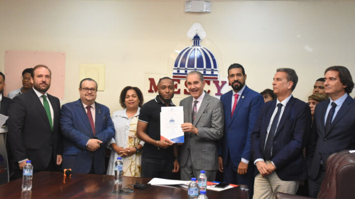 Mescyt entrega becas internacionales para cursar maestrías en prestigiosas universidades