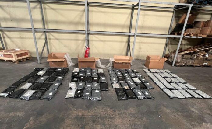 Incautan otros 98 paquetes de marihuana en el AILA