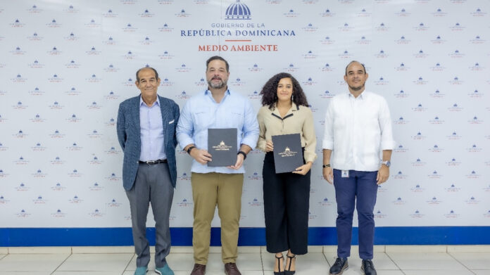 Medio Ambiente firma acuerdos para fortalecer la conservación marina y costera en el país