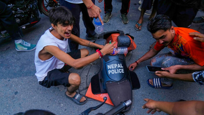 Esposa del ex primer ministro nepalí muere tras ser quemada por manifestantes