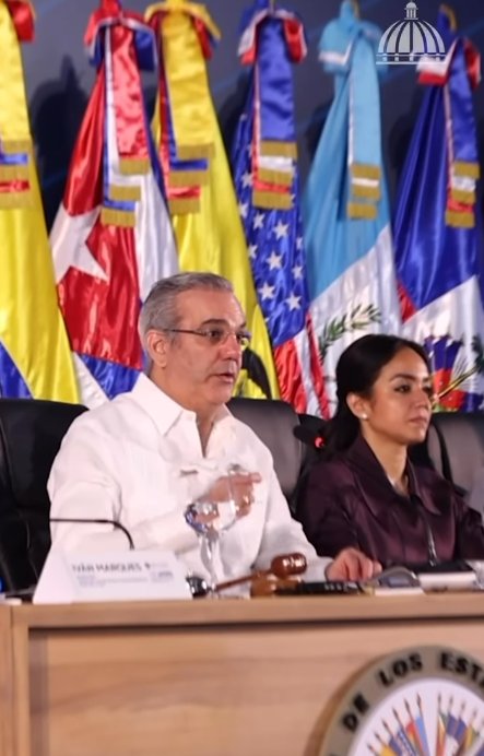 ¿Qué hace el presidente todos los lunes en el Palacio de la Policía Nacional?