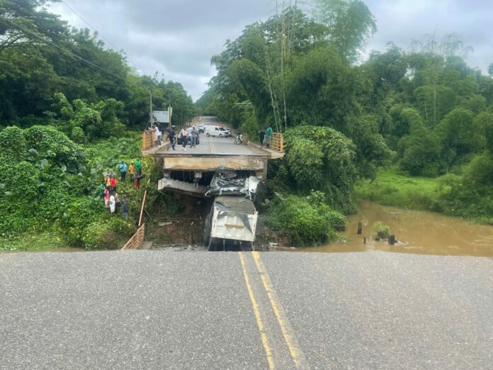 Colapsa puente que comunica a Yamasá y Don Juan en Monte Plata