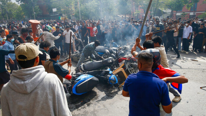 Esposa del ex primer ministro nepalí que se dio por muerta tras ser quermada, sigue con vida