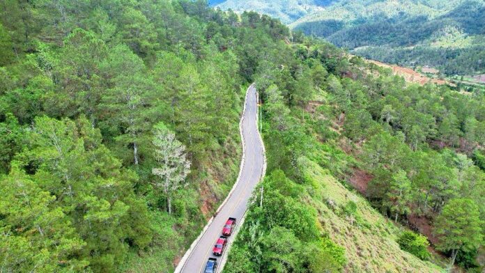 Abinader inaugura carretera hacia el Salto de Aguas Blancas