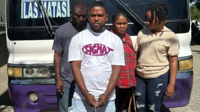 Ejército detiene cobrador de autobús en el que viajaban indocumentados en San Juan de la Maguana
