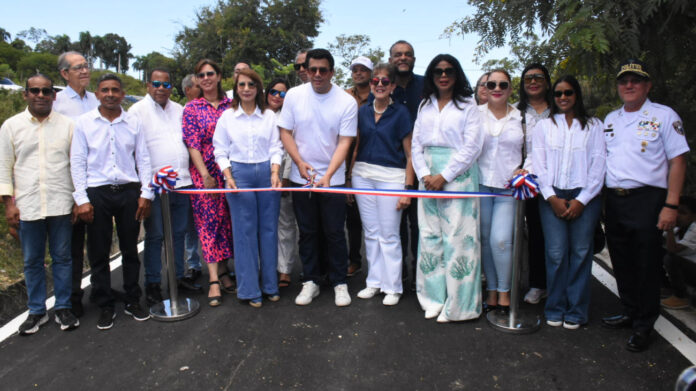 David Collado realiza entrega de calles reconstruidas en Sosúa