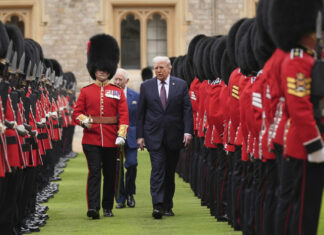 Trump viola el protocolo real con el rey Carlos III