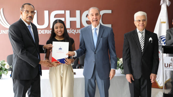 Franklin García Fermín encabeza acto de entrega de 90 becas a estudiantes de UFHEC