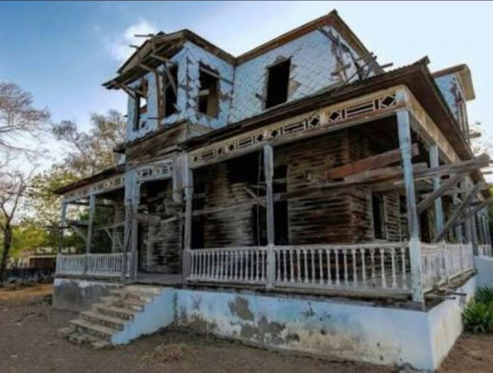 Investigarán si existieron manos criminales en incendio de emblemática villa en Monte Cristi