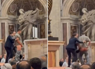 Un hombre orina en un altar de la basílica de San Pedro del Vaticano en plena misa