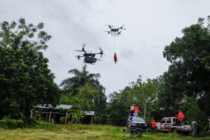 Drones del 911 son utilizados para entregar kits de raciones crudas a familias incomunicadas