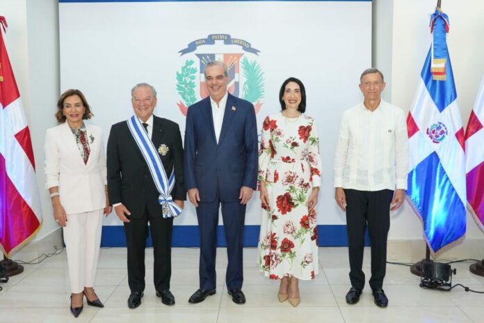 Gobierno condecora a Frank Rainieri por su aporte al desarrollo turístico