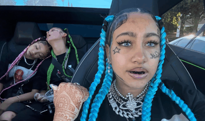 Hija de Kim Kardashian causa polémica por sus tatuajes y piercings a sus 12 años