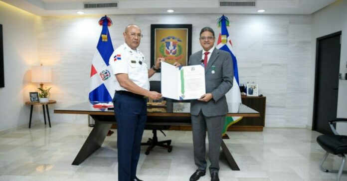 Juan Manuel Méndez es reconocido por la Policía Nacional por sus aportes a la nación