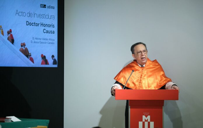 Invisten como Doctor Honoris Causa al gobernador del BCRD