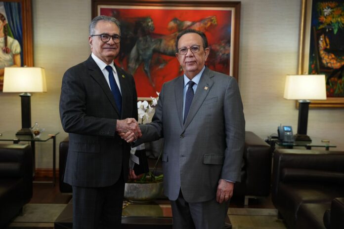 Gobernador Valdez Albizu recibe la visita del presidente del TSE, Ygnacio Pascual Camacho