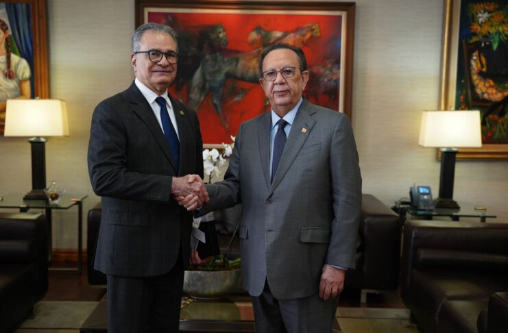 Gobernador Valdez Albizu recibe la visita del presidente del TSE, Ygnacio Pascual Camacho