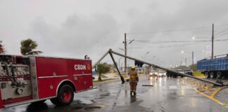 Alcaldía, Intrant y el Cuerpo de Bomberos se encuentran retirando semáforo caído en el malecón
