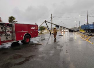 Alcaldía, Intrant y el Cuerpo de Bomberos se encuentran retirando semáforo caído en el malecón