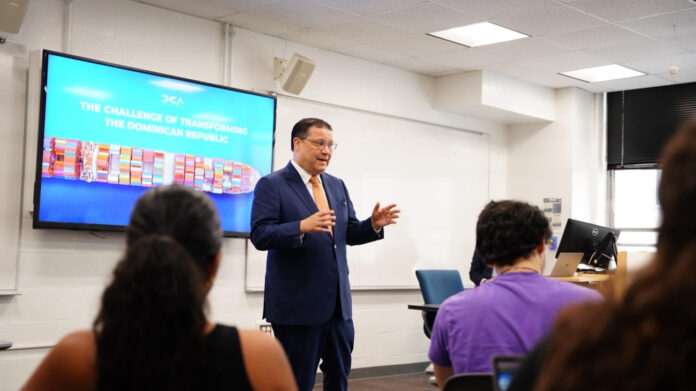 Aduanas presenta la transformación logística de RD en la Universidad George Washington