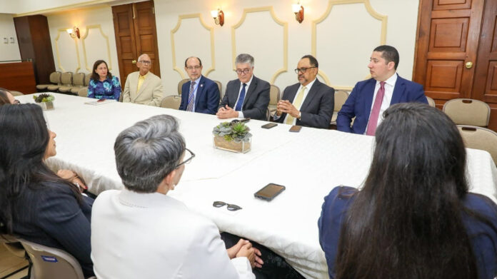 Antoliano Peralta recibe delegación del Foro Internacional de Salud Mental y Sistema Penitenciario