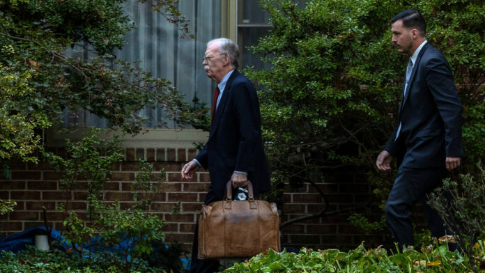 John Bolton se entrega a las autoridades tras su imputación por los documentos clasificados