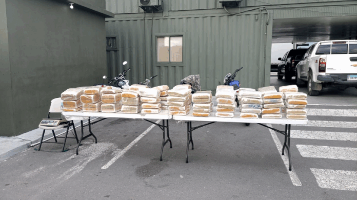 Decomisan 572 libras de marihuana ocultas en un camión en Baní
