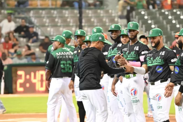 Estrellas debutan con victoria 7-3 sobre los Toros