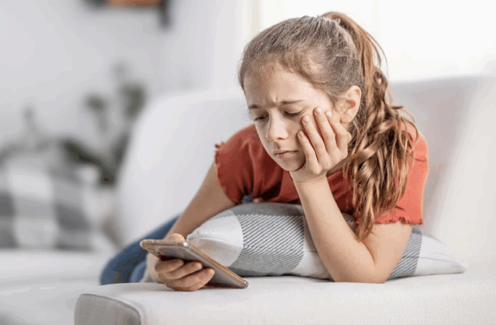 Usar redes sociales antes de los 13 años disminuye el rendimiento cognitivo, advierte un estudio