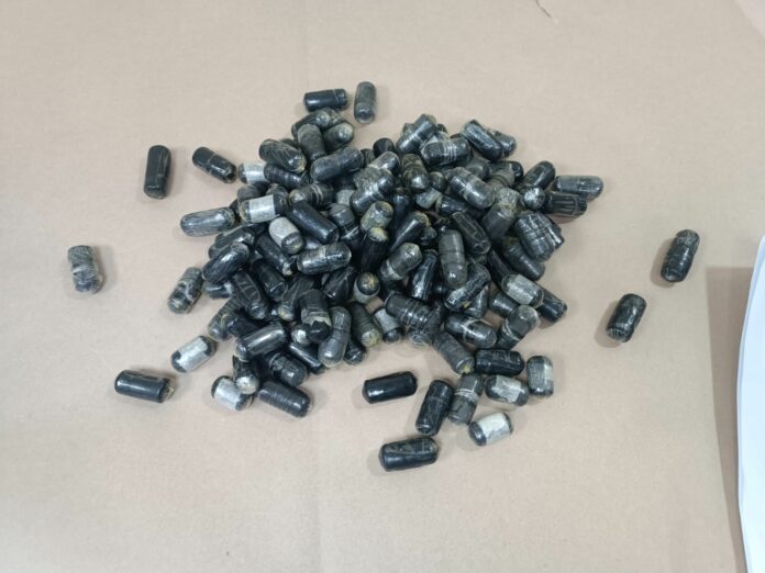 Atrapan en el AILA un francés con el estómago lleno de bolsitas de cocaína