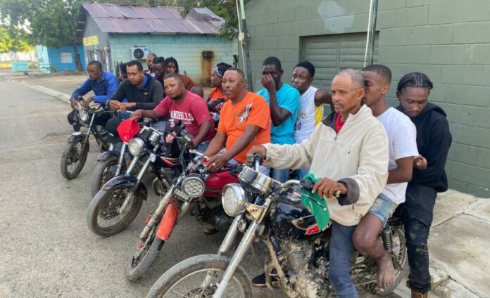 Detienen a cinco motoristas y a 10 indocumentados que iban con ellos en Montecristi